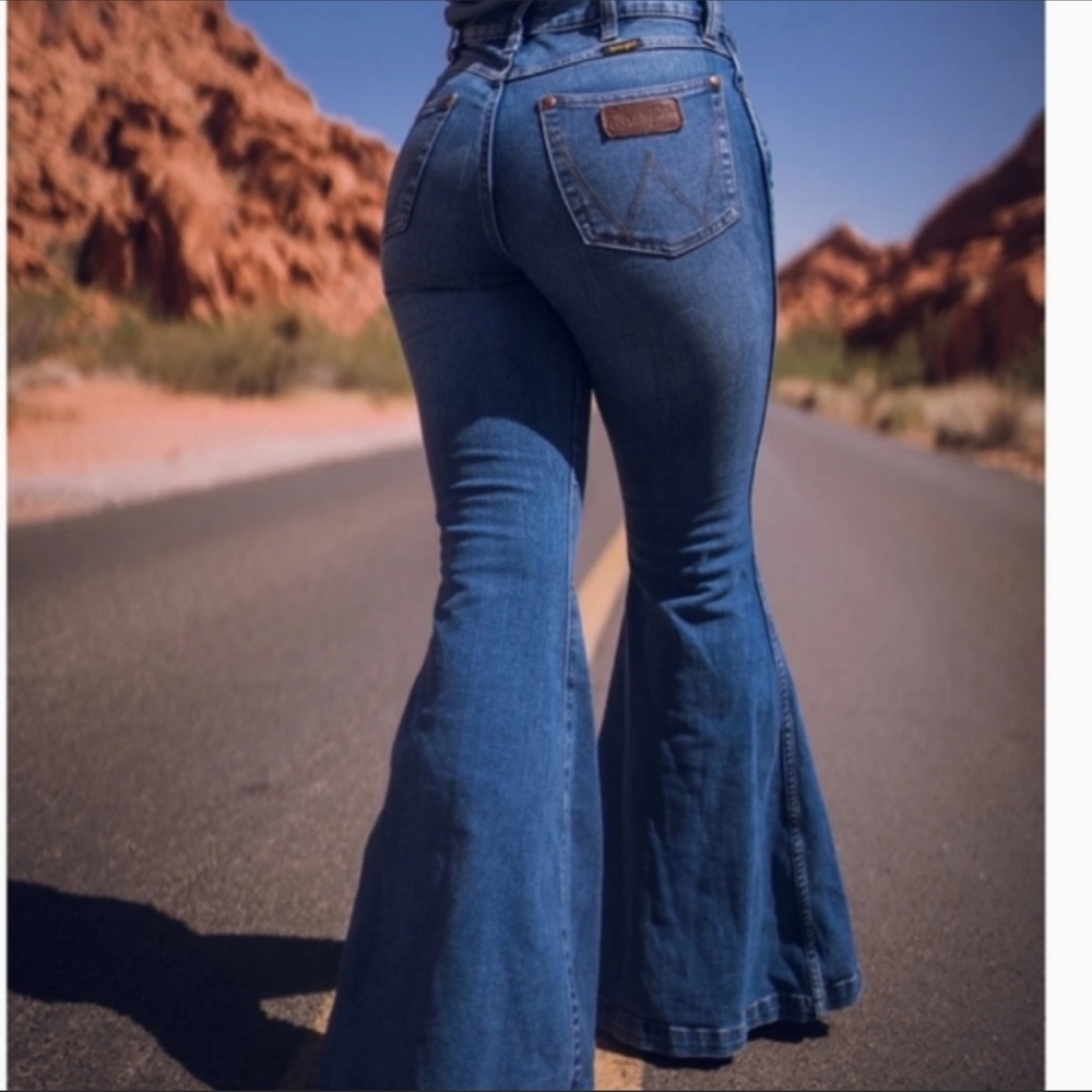 NWT Wrangler Retro Flare bell bottom blue Jeans